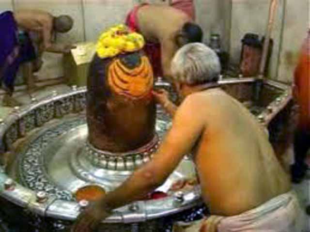 A local pundit decorating Lord Mahakaleshwar