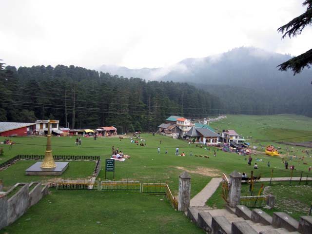 बस में से लिया गया खजियार का एक दृश्य