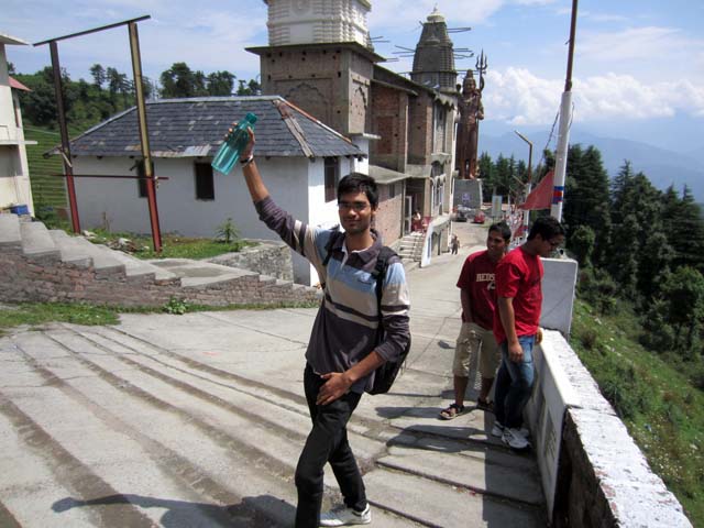 बस से उतर कर शिव मंदिर के बाहर लिया गया फोटो