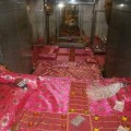 शयन आरती के लिये सजाया गया भगवान शिव का बिस्तर एवं चौपड़ की बिसात