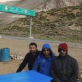 टेंट के बाहर खाने का इंतज़ार करते हुए मनोज, मैं और हरी।