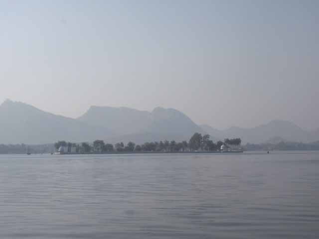glimpse of fatehsagar lake