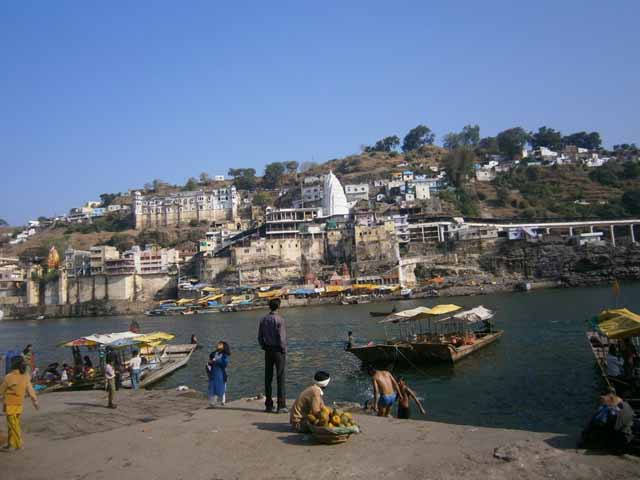 ममलेशà¥à¤µà¤° वाले किनारे से दिखाइ देता ओंकारेशà¥à¤µà¤° मंदिर