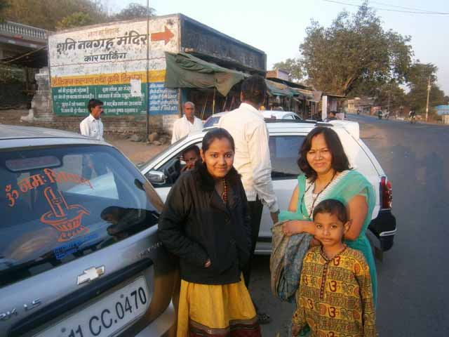 à¤¶à¤¨à¤¿ à¤¨à¤µà¤—à¥à¤°à¤¹ à¤®à¤¨à¥à¤¦à¤¿à¤° à¤•à¥‡ à¤¸à¤¾à¤®à¤¨à¥‡