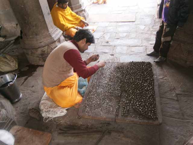 ममलेशà¥à¤µà¤° मंदिर के सामने पारà¥à¤¥à¤¿à¤µ शिवलिंग बनाते पंडित जी
