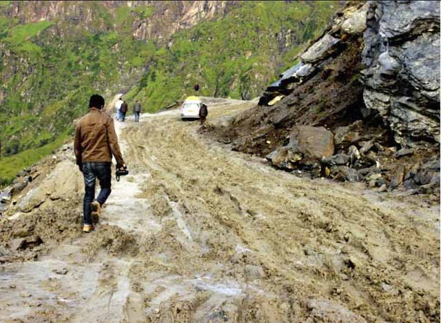 à¤¦à¥‡à¤–à¤¿à¤ à¤¸à¤¡à¤¼à¤• à¤•à¥€ à¤¹à¤¾à¤²à¤¤à¥¤ à¤šà¤¾à¤°à¤•à¥‹à¤² à¤•à¥€ à¤œà¤—à¤¹ à¤•à¥€à¤šà¤¡à¤¼ à¤•à¥€ à¤¸à¤¡à¤¼à¤•à¥¤ 