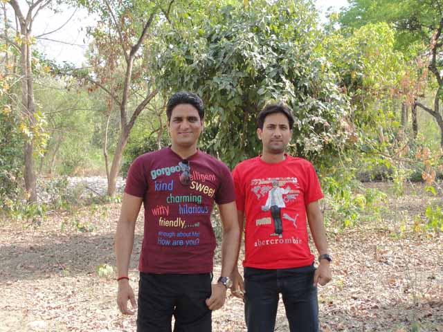 à¤œà¤‚à¤—à¤² à¤•à¥‡ à¤¬à¥€à¤š à¤®à¥‡ à¤«à¥‹à¤Ÿà¥‹ (à¤®à¤¨à¥‹à¤œ à¤”à¤° à¤¯à¥‹à¤—à¥‡à¤¶)