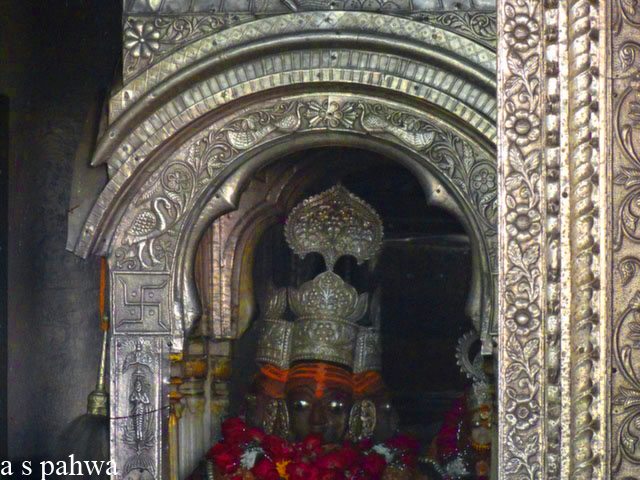 ब्रह्म मन्दिर के भीतर की मूर्ती