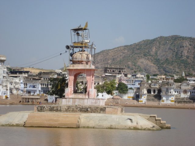 ब्रह्म सरोवर में मन्दि, जिसमे कोई मूर्ती नही