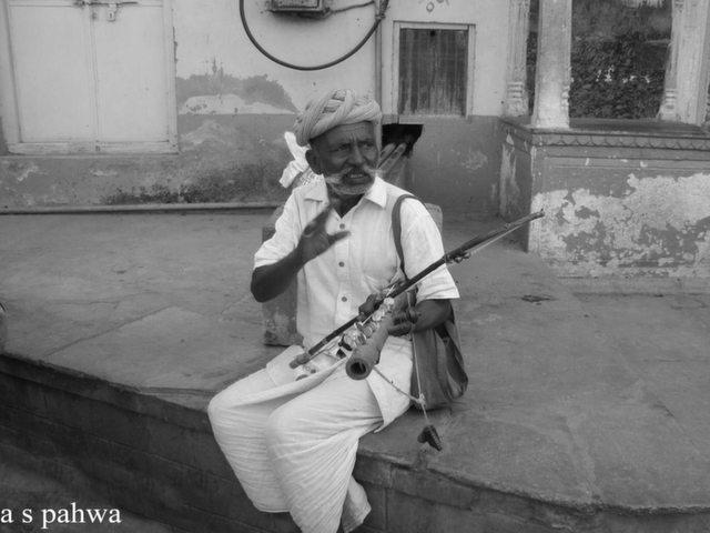 गुजरे ज़माने के सारंगी वादक के साथ कुछ बतकही के लम्हे