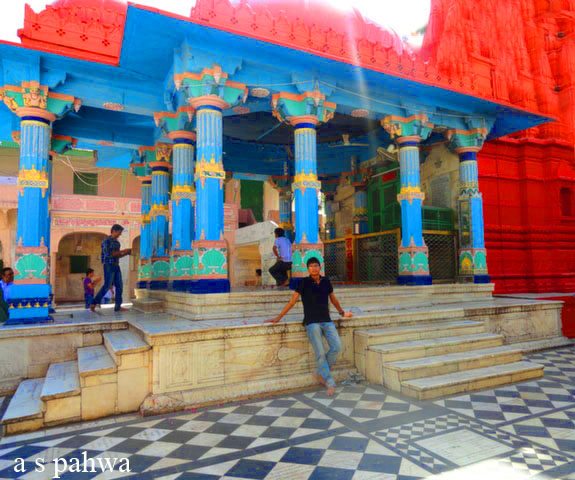 नीले परिदृश्य में ब्रह्म मन्दिर