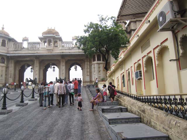 à¤¸à¤¿à¤Ÿà¥€ à¤ªà¥ˆà¤²à¥‡à¤¸, à¤‰à¤¦à¤¯à¤ªà¥à¤° à¤•à¤¾ à¤®à¥à¤–à¥à¤¯ à¤ªà¥à¤°à¤µà¥‡à¤¶ à¤¦à¥à¤µà¤¾à¤°