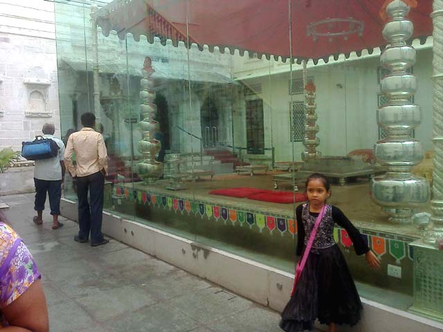 à¤¸à¤¿à¤Ÿà¥€ à¤ªà¥ˆà¤²à¥‡à¤¸, à¤‰à¤¦à¤¯à¤ªà¥à¤° à¤®à¥‡à¤‚ à¤šà¤¾à¤‚à¤¦à¥€ à¤¸à¥‡ à¤¨à¤¿à¤°à¥à¤®à¤¿à¤¤ à¤°à¤¾à¤œà¤¸à¥€ à¤µà¤¿à¤µà¤¾à¤¹ à¤®à¤‚à¤¡à¤ª