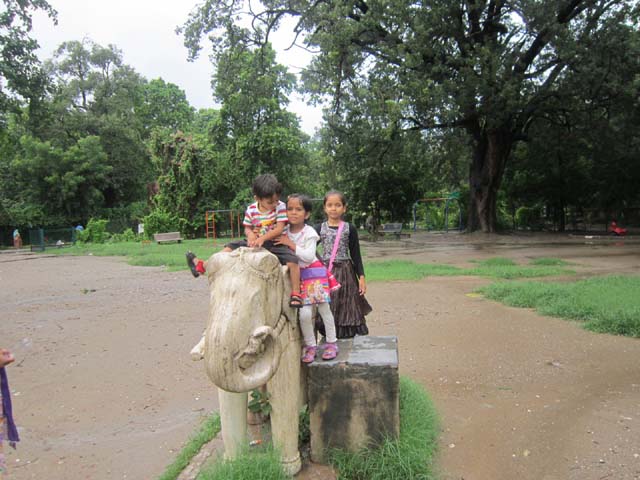 à¤—à¥à¤²à¤¾à¤¬ à¤¬à¤¾à¤—à¤¼, à¤‰à¤¦à¤¯à¤ªà¥à¤° à¤•à¤¾ à¤¹à¤¾à¤¥à¥€ à¤¬à¤šà¥à¤šà¥‹à¤‚ à¤•à¤¾ à¤¸à¤¾à¤¥à¥€