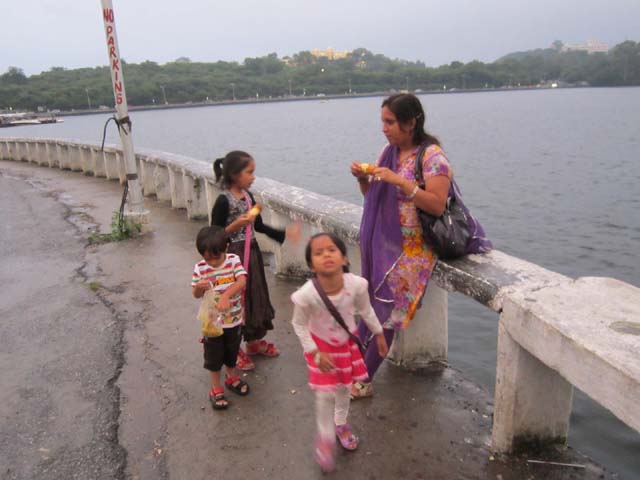 à¤«à¤¼à¤¤à¥‡à¤¹ à¤¸à¤¾à¤—à¤° à¤²à¥‡à¤• à¤ªà¤° à¤¬à¤¾à¤°à¤¿à¤¶ à¤•à¤¿ à¤ à¤‚à¤¡à¥€ à¤°à¤¿à¤®à¤à¤¿à¤® à¤•à¥‡ à¤¸à¤¾à¤¥ à¤­à¥à¤Ÿà¥à¤Ÿà¥‹à¤‚ à¤•à¤¿ à¤—à¤°à¥à¤®à¤¾à¤¹à¤Ÿ