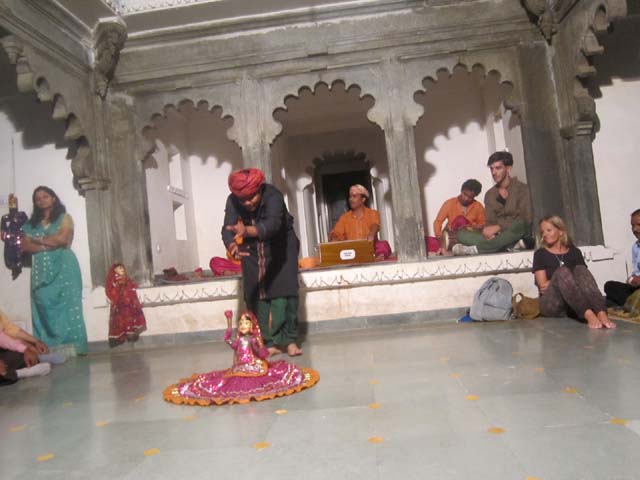 à¤¬à¤¾à¤—à¥‹à¤° à¤•à¥€ à¤¹à¤µà¥‡à¤²à¥€ à¤®à¥‡à¤‚ à¤•à¤ à¤ªà¥à¤¤à¤²à¥€ à¤•à¤¾ à¤–à¥‡à¤²