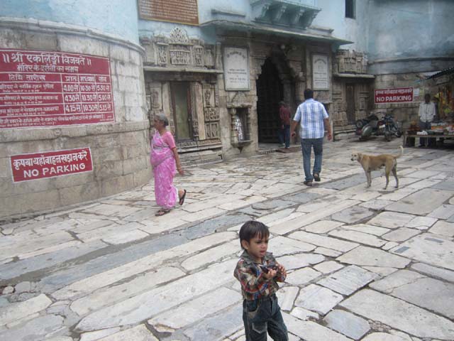 à¤­à¤—à¤µà¤¨ à¤à¤•à¤²à¤¿à¤‚à¤—à¤œà¥€ à¤®à¤‚à¤¦à¤¿à¤° à¤•à¤¾ à¤®à¥à¤–à¥à¤¯ à¤ªà¥à¤°à¤µà¥‡à¤¶ à¤¦à¥à¤µà¤¾à¤°