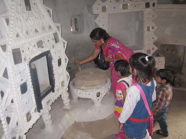 à¤¶à¤¿à¤²à¥à¤ªà¤—à¥à¤°à¤¾à¤® à¤•à¥‡ à¤à¤• à¤˜à¤° à¤•à¥‡ à¤­à¥€à¤¤à¤°