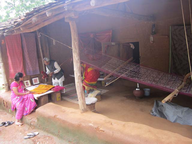 à¤¶à¤¿à¤²à¥à¤ªà¤—à¥à¤°à¤¾à¤® à¤®à¥‡à¤‚ à¤¹à¤¾à¤¥ à¤¸à¥‡ à¤¬à¤¨à¤¨à¥‡ à¤µà¤¾à¤²à¥€ à¤°à¥‡à¤¶à¤®à¥€ à¤¸à¤¾à¤¡à¤¼à¥€ à¤•à¤¿ à¤¨à¤¿à¤°à¥à¤®à¤¾à¤£ à¤ªà¥à¤°à¤•à¥à¤°à¤¿à¤¯à¤¾ à¤¸à¤®à¤à¤¾à¤¤à¥‡ à¤¹à¥à¤ à¤à¤• à¤•à¤¾à¤°à¥€à¤—à¤°