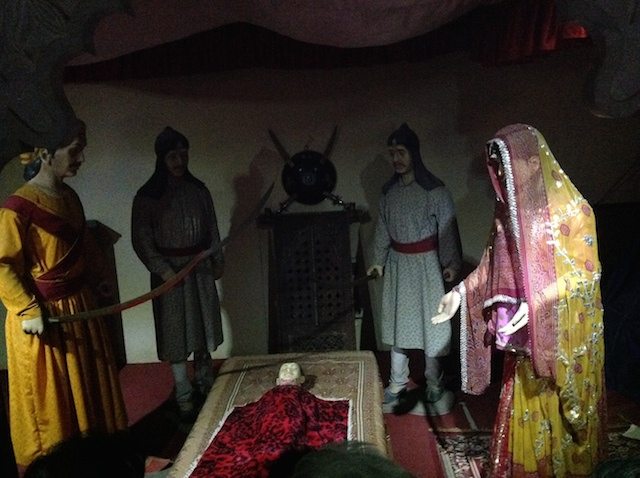 Model depicting story of Panna dai (sacrificing her son to save Udai Singh)